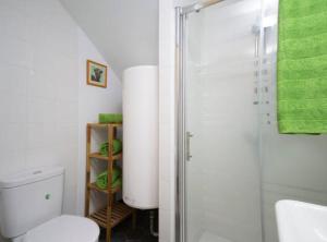 een badkamer met een wit toilet en een douche bij Salou 2 · House2 garden in front of the beach - Ferrari Land in Salou