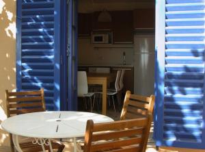 サロウにあるSalou 1 · House -garden in front of the beach - Ferrari Landのキッチン付きの客室で、テーブルと椅子が備わります。