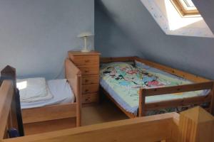 Dormitorio pequeño con 2 camas individuales y vestidor en Maison de pêcheur, en Grandcamp-Maisy