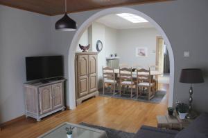 un soggiorno con arco e una sala da pranzo di AmberHuis a Kasterlee