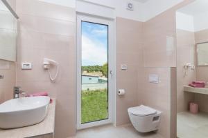 Kúpeľňa v ubytovaní Villa Elena Deluxe mit Whirlpool und beheiztem Pool am Meer und wunderschönen Blick auf die Brijuni Inseln
