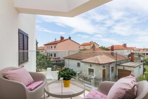 Posedenie v ubytovaní Villa Elena Deluxe mit Whirlpool und beheiztem Pool am Meer und wunderschönen Blick auf die Brijuni Inseln