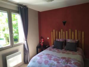 - une chambre avec un lit et une fenêtre dans l'établissement Gîte agréable et tout équipé La Rochelle, à Dompierre-sur-Mer