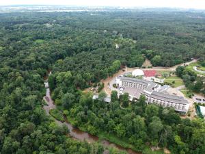 een luchtzicht op een gebouw naast een rivier bij Holiday Inn Resort Warsaw Józefów, an IHG Hotel in Józefów