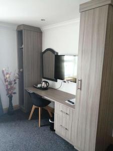 Kuchyň nebo kuchyňský kout v ubytování Reveller Bar Lodgings