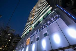 un edificio con un cartel en el costado en HOTEL APERTO (Adult Only) en Tokio