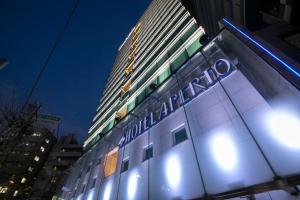 un edificio con un cartel en el costado en HOTEL APERTO (Adult Only), en Tokio