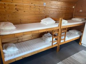 Postel nebo postele na pokoji v ubytování Kanalkrogen Stugor