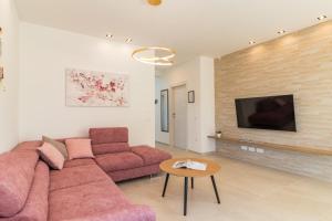 Televízia a/alebo spoločenská miestnosť v ubytovaní Villa Elena Deluxe mit Whirlpool und beheiztem Pool am Meer und wunderschönen Blick auf die Brijuni Inseln