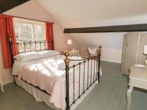 Postel nebo postele na pokoji v ubytování Quoits Cottage