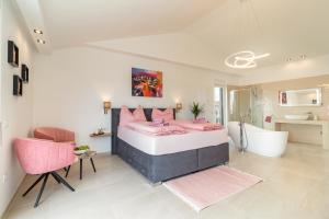 Posteľ alebo postele v izbe v ubytovaní Villa Elena Deluxe mit Whirlpool und beheiztem Pool am Meer und wunderschönen Blick auf die Brijuni Inseln