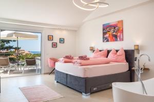 Posteľ alebo postele v izbe v ubytovaní Villa Elena Deluxe mit Whirlpool und beheiztem Pool am Meer und wunderschönen Blick auf die Brijuni Inseln