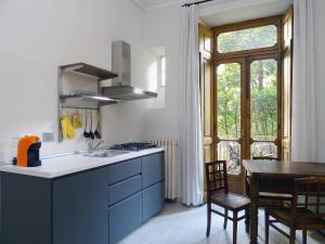 d'une cuisine avec un évier, une table et une fenêtre. dans l'établissement Il Tuo Posto Strategico, à Turin