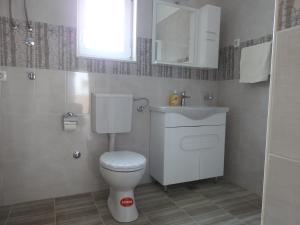 Kúpeľňa v ubytovaní Apartmani Hrvoje Klarić - Srima