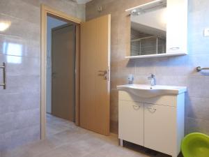 Kúpeľňa v ubytovaní Apartmani Hrvoje Klarić - Srima