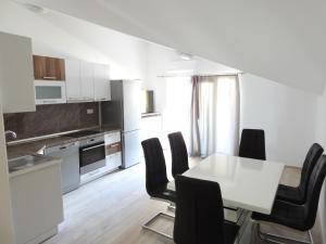 - une cuisine et une salle à manger avec une table et des chaises dans l'établissement Apartmani Hrvoje Klarić - Srima, à Vodice