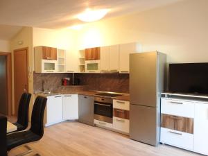 Kuchyňa alebo kuchynka v ubytovaní Apartmani Hrvoje Klarić - Srima