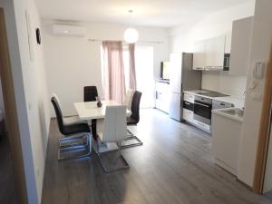 Kuchyňa alebo kuchynka v ubytovaní Apartmani Hrvoje Klarić - Srima