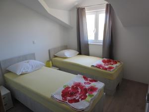 Posteľ alebo postele v izbe v ubytovaní Apartmani Hrvoje Klarić - Srima