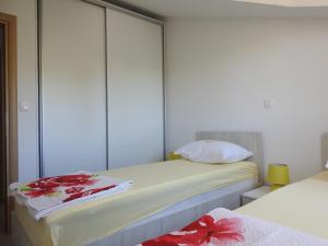Posteľ alebo postele v izbe v ubytovaní Apartmani Hrvoje Klarić - Srima
