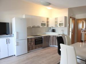 Kuchyňa alebo kuchynka v ubytovaní Apartmani Hrvoje Klarić - Srima