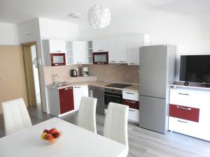Kuchyňa alebo kuchynka v ubytovaní Apartmani Hrvoje Klarić - Srima