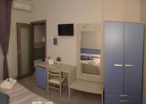 a small room with a desk and a bedroom at AFFITTACAMERE BORGATA MARINA in Roseto Capo Spulico +31 photos