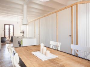 バルセロナにあるFlat Vila Olimpica Pere IV/Apartmentのキッチン、ダイニングルーム(テーブル、椅子付)