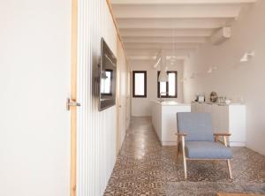 バルセロナにあるFlat Vila Olimpica Pere IV/Apartmentの廊下(青い椅子付)、キッチン