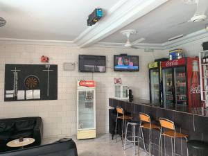 um bar num restaurante com duas máquinas de refrigerantes em Woodpecker Resort Hotel em Banjul