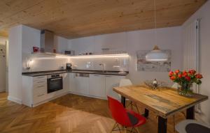 cocina con mesa de madera y sillas rojas en Zweite Heimat Heidelberg en Heidelberg