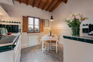 una cucina con tavolo e vaso di fiori di Attic Up On Florence a Firenze