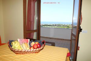 カーポ・ヴァチカーノにあるDal BARONE AGOSTINOの- 景色を望むテーブルの上にフルーツバスケット