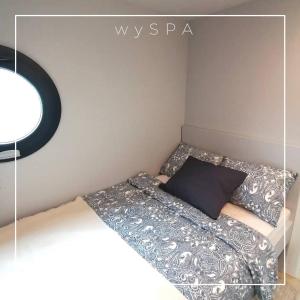 Postel nebo postele na pokoji v ubytování wySPA Kaszuby-domki na wodzie + 12 fotografií