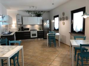 kuchnia i jadalnia ze stołami i krzesłami w obiekcie prima dell'opera w mieście Macerata