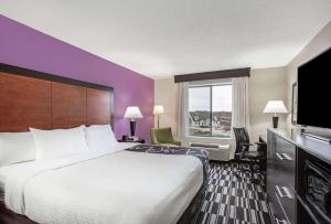 a hotel room with a large bed and a window at La Quinta by Wyndham Norwich-Plainfield-Casino in Plainfield