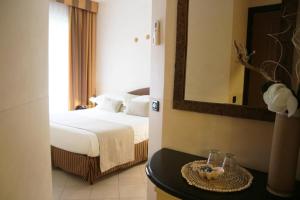 um quarto de hotel com uma cama e um espelho em Locanda A Cà Du Gigante em Monterosso al Mare