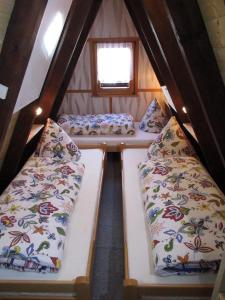three beds in a small room in a tiny house at Auf die 12 - Auf die 13 in Freyung