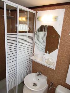 ein Badezimmer mit einem weißen Waschbecken und einem Spiegel in der Unterkunft Auf die 12 - Auf die 13 in Freyung