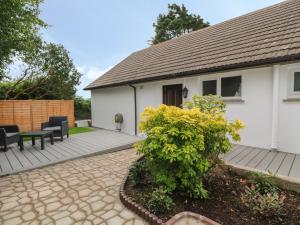 a backyard with a patio and a house at Little Valley View in Hayle