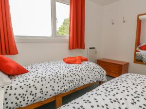 a bedroom with two twin beds and a window at Little Valley View in Hayle