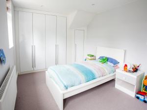 Un pat sau paturi într-o cameră la Modern & Peaceful Family Home with Private Garden