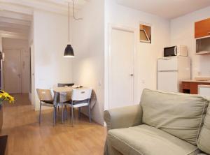sala de estar con sofá y mesa en Authentic flat2 in Poble sec - Paralelo en Barcelona