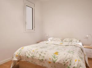 A bed or beds in a room at Authentic flat2 in Poble sec - Paralelo