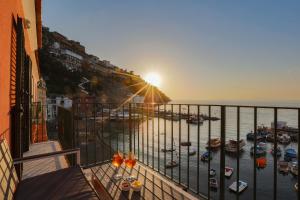 Blick auf einen Yachthafen mit Booten im Wasser in der Unterkunft SeaView Sorrento Apartment by the sea with terrace in Sorrent