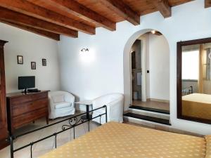 L'Antico Borgo B&B في ليفانتو: غرفة نوم بسرير ومرآة