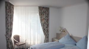 En eller flere senger på et rom på Hotel Am Stadthaus Garni