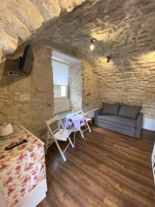 a living room with a couch and a table at Lochy Podgórna 6 in Kazimierz Dolny
