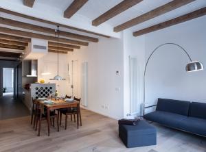 バルセロナにあるFlat San Antoni Villaroel/Apartmentのリビングルーム(青いソファ、テーブル付)