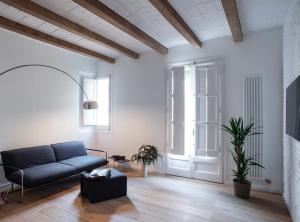 バルセロナにあるFlat San Antoni Villaroel/Apartmentのリビングルーム(青いソファ、窓付)